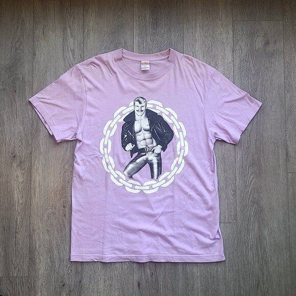 VERY RARE deadstock Tom of Finland lavender t-shirt from Japan 2020 size Large - Picture 2 of 8